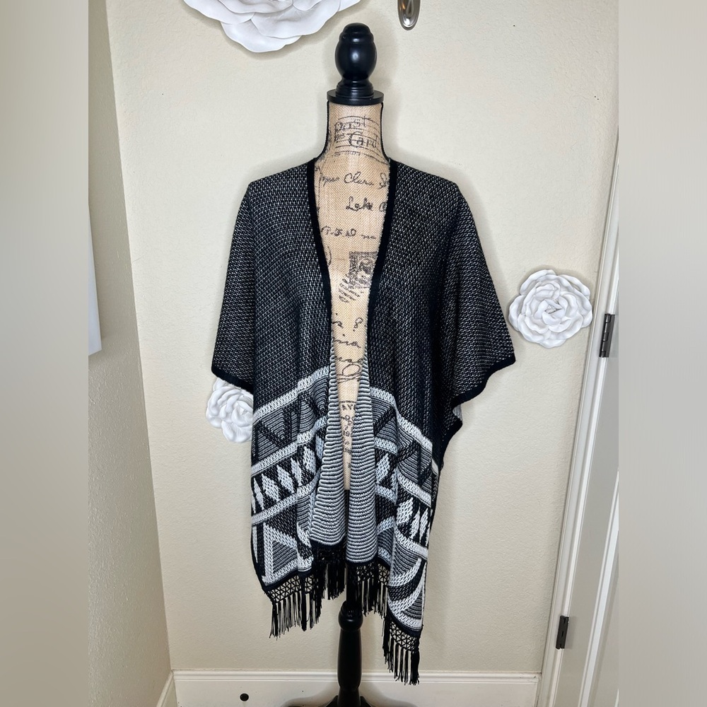 NTM: Sam Edelman The Weekender Black, White & Gray Shawl Wrap Size M